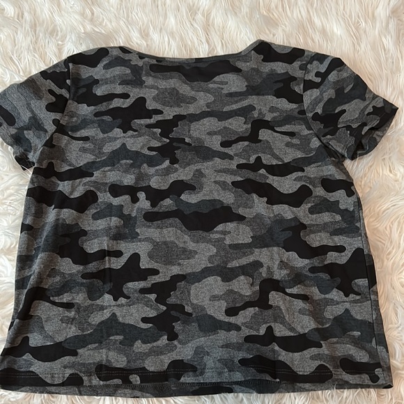 NWOT, Calvin Klein Performance, girls short sleeve camo tee in gray/black - Picture 6 of 6